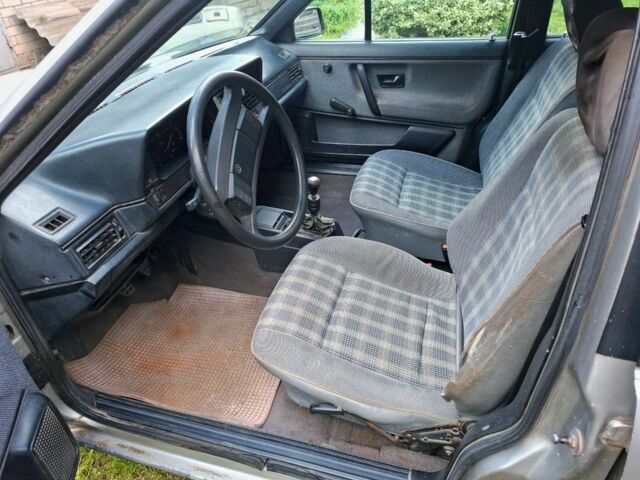 Серый Фольксваген Пассат, объемом двигателя 0 л и пробегом 300 тыс. км за 1500 $, фото 5 на Automoto.ua