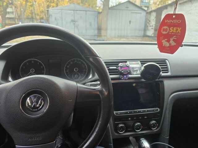 Серый Фольксваген Пассат, объемом двигателя 2.5 л и пробегом 300 тыс. км за 8699 $, фото 4 на Automoto.ua