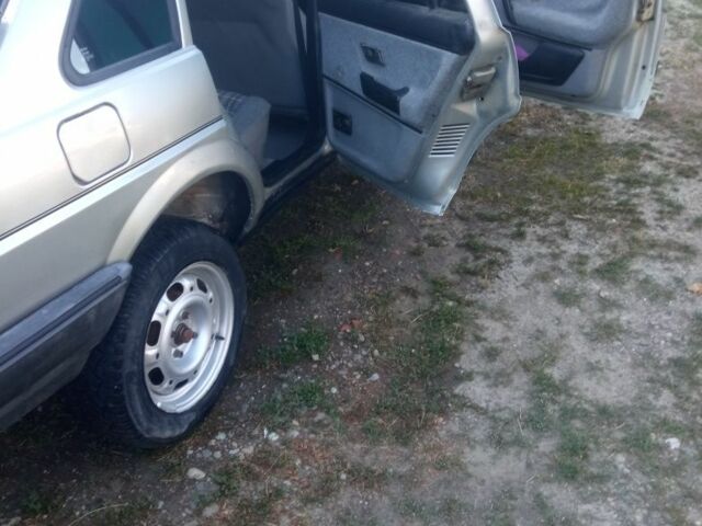 Серый Фольксваген Пассат, объемом двигателя 1.6 л и пробегом 250 тыс. км за 900 $, фото 1 на Automoto.ua