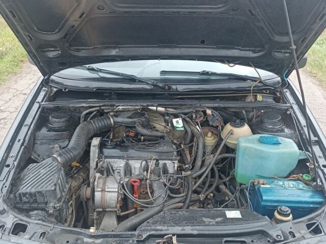 Серый Фольксваген Пассат, объемом двигателя 1.8 л и пробегом 372 тыс. км за 1100 $, фото 1 на Automoto.ua