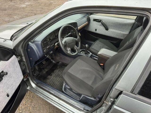 Серый Фольксваген Пассат, объемом двигателя 1.6 л и пробегом 470 тыс. км за 1150 $, фото 6 на Automoto.ua