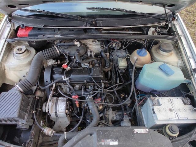 Серый Фольксваген Пассат, объемом двигателя 1.6 л и пробегом 300 тыс. км за 2100 $, фото 1 на Automoto.ua