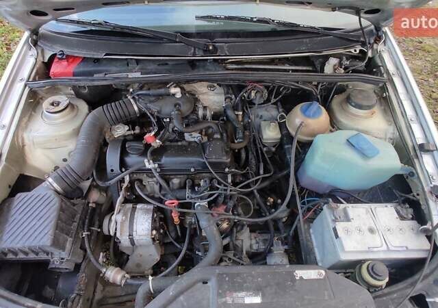 Серый Фольксваген Пассат, объемом двигателя 1.6 л и пробегом 300 тыс. км за 2100 $, фото 33 на Automoto.ua