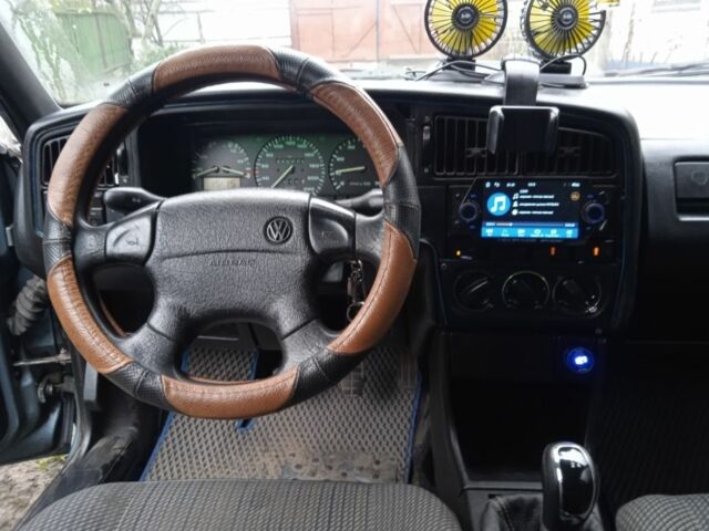 Серый Фольксваген Пассат, объемом двигателя 1.8 л и пробегом 350 тыс. км за 2800 $, фото 2 на Automoto.ua