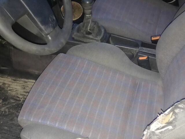 Серый Фольксваген Пассат, объемом двигателя 1.6 л и пробегом 300 тыс. км за 1300 $, фото 2 на Automoto.ua