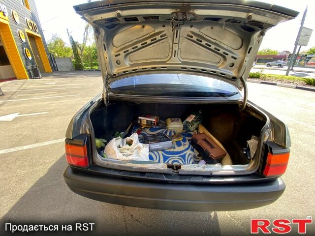 Серый Фольксваген Пассат, объемом двигателя 2 л и пробегом 300 тыс. км за 1400 $, фото 6 на Automoto.ua