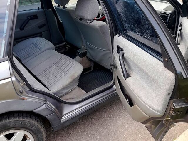 Серый Фольксваген Пассат, объемом двигателя 2 л и пробегом 333 тыс. км за 1400 $, фото 5 на Automoto.ua