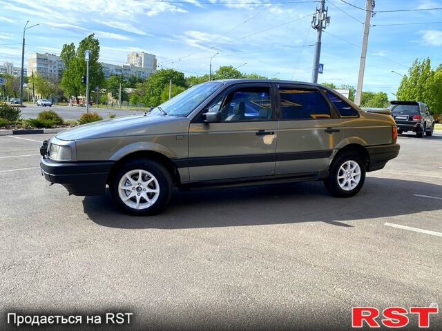 Серый Фольксваген Пассат, объемом двигателя 2 л и пробегом 300 тыс. км за 1400 $, фото 3 на Automoto.ua