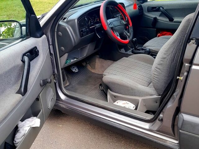 Серый Фольксваген Пассат, объемом двигателя 2 л и пробегом 333 тыс. км за 1400 $, фото 2 на Automoto.ua