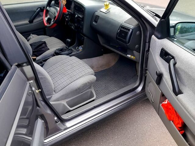 Серый Фольксваген Пассат, объемом двигателя 2 л и пробегом 333 тыс. км за 1400 $, фото 4 на Automoto.ua