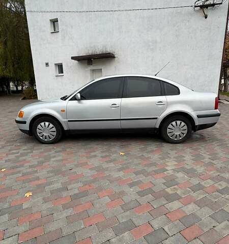 Серый Фольксваген Пассат, объемом двигателя 1.8 л и пробегом 321 тыс. км за 3800 $, фото 1 на Automoto.ua