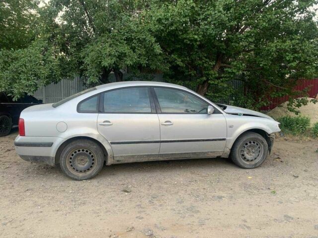 Серый Фольксваген Пассат, объемом двигателя 1.8 л и пробегом 230 тыс. км за 1019 $, фото 1 на Automoto.ua