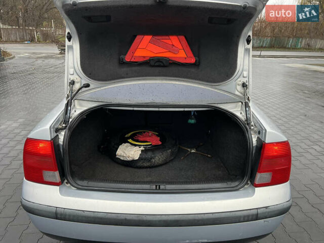 Сірий Фольксваген Пассат, об'ємом двигуна 1.6 л та пробігом 300 тис. км за 3500 $, фото 21 на Automoto.ua