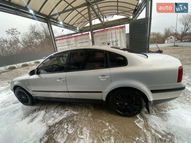 Серый Фольксваген Пассат, объемом двигателя 1.6 л и пробегом 300 тыс. км за 3999 $, фото 2 на Automoto.ua