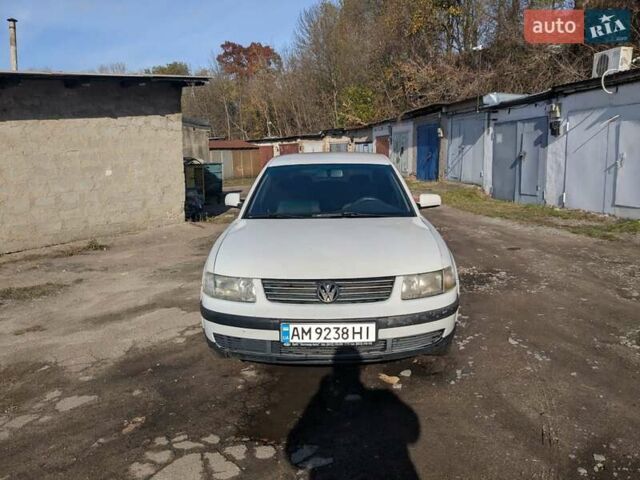 Серый Фольксваген Пассат, объемом двигателя 1.6 л и пробегом 450 тыс. км за 2500 $, фото 1 на Automoto.ua