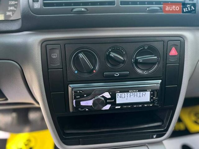 Серый Фольксваген Пассат, объемом двигателя 1.6 л и пробегом 201 тыс. км за 3200 $, фото 10 на Automoto.ua