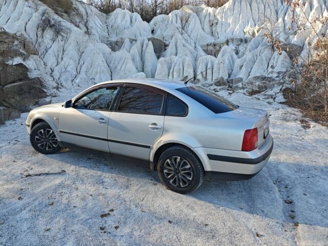 Серый Фольксваген Пассат, объемом двигателя 1.6 л и пробегом 240 тыс. км за 3500 $, фото 1 на Automoto.ua