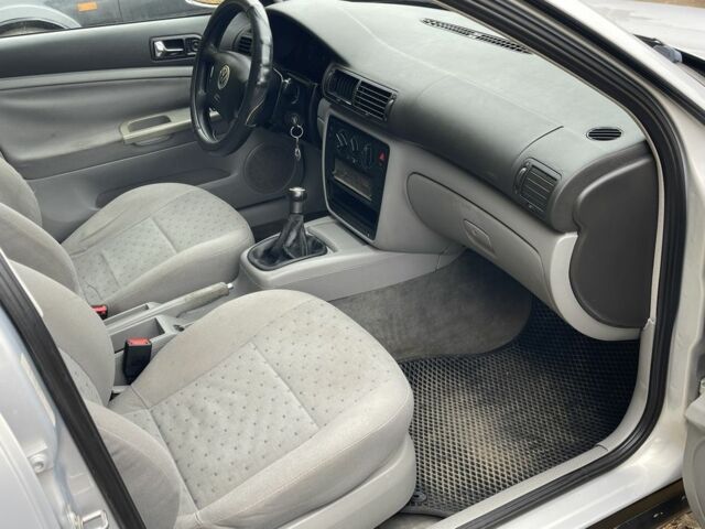 Сірий Фольксваген Пассат, об'ємом двигуна 1.6 л та пробігом 250 тис. км за 999 $, фото 9 на Automoto.ua