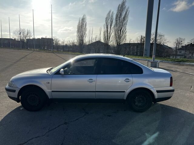 Сірий Фольксваген Пассат, об'ємом двигуна 1.6 л та пробігом 350 тис. км за 3700 $, фото 5 на Automoto.ua