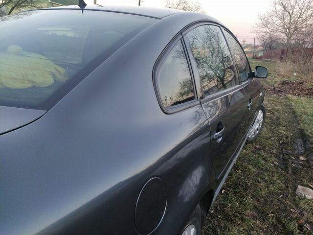 Серый Фольксваген Пассат, объемом двигателя 2.5 л и пробегом 350 тыс. км за 2800 $, фото 4 на Automoto.ua