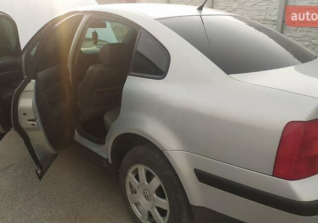 Серый Фольксваген Пассат, объемом двигателя 1.8 л и пробегом 250 тыс. км за 4950 $, фото 2 на Automoto.ua