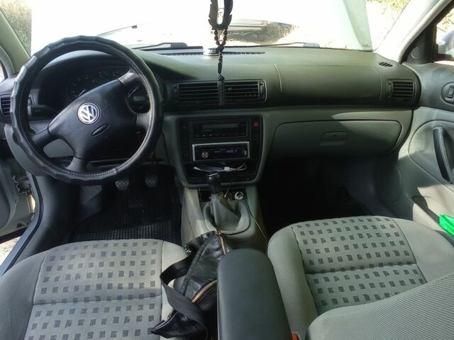 Серый Фольксваген Пассат, объемом двигателя 1.6 л и пробегом 175 тыс. км за 5000 $, фото 6 на Automoto.ua