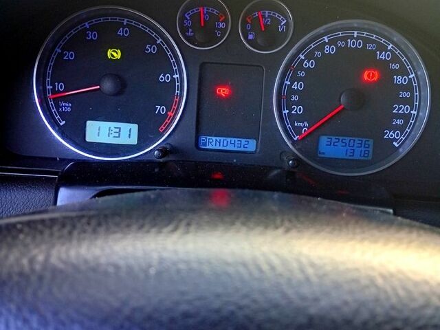 Серый Фольксваген Пассат, объемом двигателя 1.8 л и пробегом 326 тыс. км за 3700 $, фото 5 на Automoto.ua