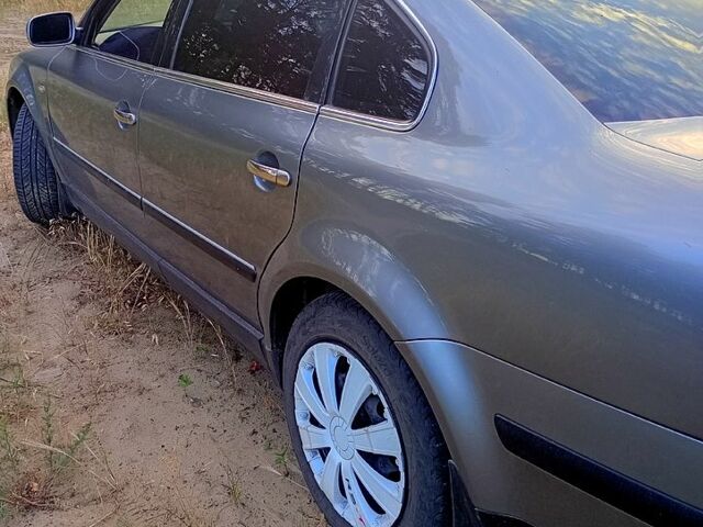 Серый Фольксваген Пассат, объемом двигателя 1.8 л и пробегом 326 тыс. км за 3700 $, фото 2 на Automoto.ua