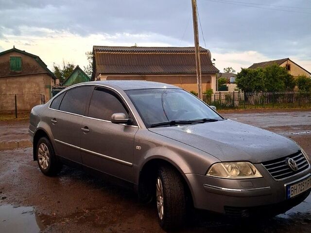Серый Фольксваген Пассат, объемом двигателя 1.8 л и пробегом 300 тыс. км за 4500 $, фото 1 на Automoto.ua