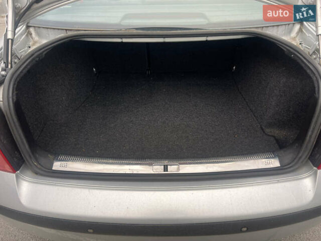 Сірий Фольксваген Пассат, об'ємом двигуна 1.6 л та пробігом 169 тис. км за 4400 $, фото 5 на Automoto.ua