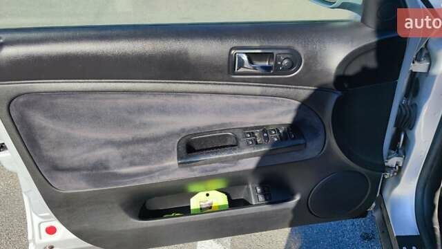 Сірий Фольксваген Пассат, об'ємом двигуна 1.6 л та пробігом 250 тис. км за 4400 $, фото 32 на Automoto.ua