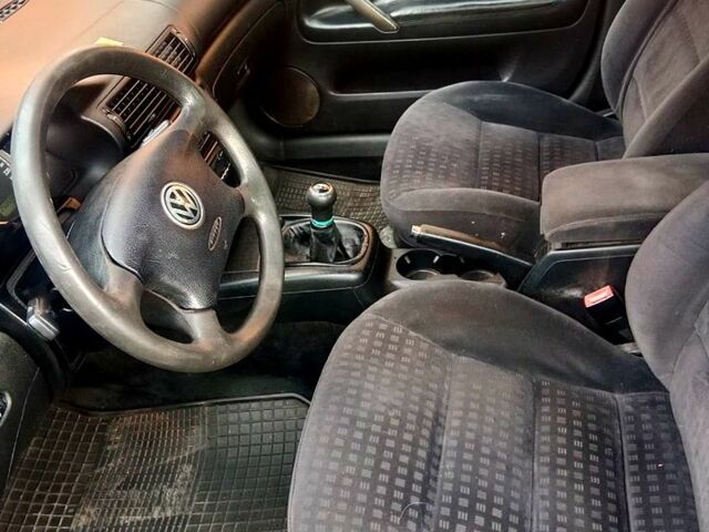 Серый Фольксваген Пассат, объемом двигателя 1.8 л и пробегом 250 тыс. км за 4000 $, фото 4 на Automoto.ua