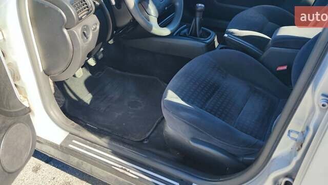 Сірий Фольксваген Пассат, об'ємом двигуна 1.6 л та пробігом 250 тис. км за 4400 $, фото 28 на Automoto.ua