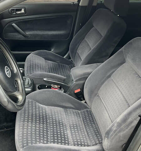 Серый Фольксваген Пассат, объемом двигателя 1.6 л и пробегом 380 тыс. км за 5100 $, фото 9 на Automoto.ua