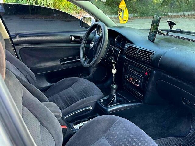 Серый Фольксваген Пассат, объемом двигателя 1.6 л и пробегом 206 тыс. км за 3800 $, фото 3 на Automoto.ua