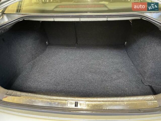 Фольксваген Пассат 2004 в Львове на Automoto.ua Серый Фольксваген Пассат, объемом двигателя 1.98 л и пробегом 197 тыс. км за 5400 $, фото 34 на Automoto.ua