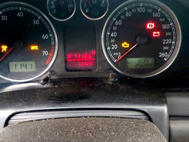 Сірий Фольксваген Пассат, об'ємом двигуна 1.6 л та пробігом 257 тис. км за 4700 $, фото 9 на Automoto.ua