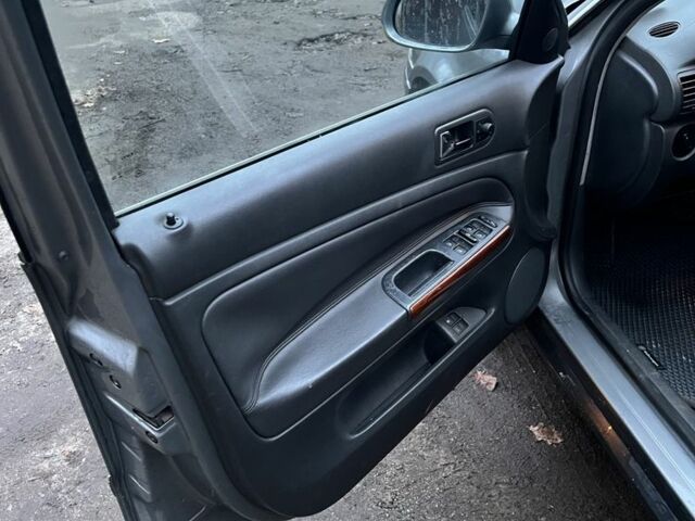 Серый Фольксваген Пассат, объемом двигателя 1.8 л и пробегом 285 тыс. км за 3900 $, фото 11 на Automoto.ua