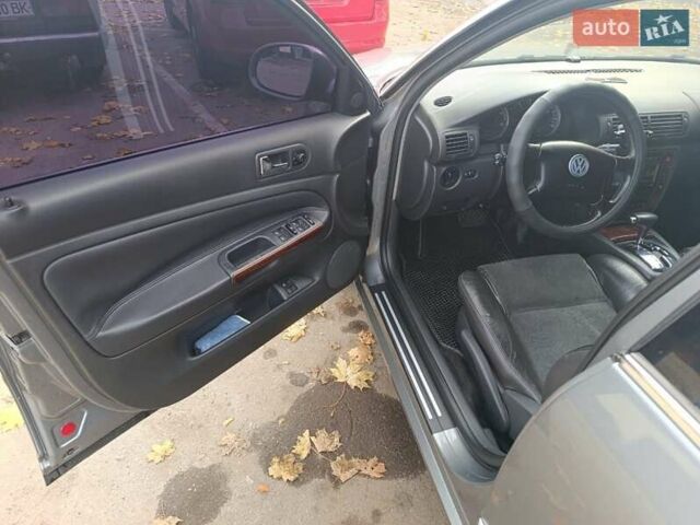 Серый Фольксваген Пассат, объемом двигателя 2.5 л и пробегом 290 тыс. км за 5500 $, фото 12 на Automoto.ua