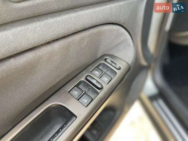 Фольксваген Пассат 2004 в Львове на Automoto.ua Серый Фольксваген Пассат, объемом двигателя 1.98 л и пробегом 197 тыс. км за 5400 $, фото 29 на Automoto.ua