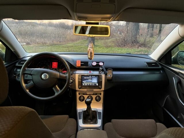 Серый Фольксваген Пассат, объемом двигателя 1.6 л и пробегом 142 тыс. км за 6800 $, фото 6 на Automoto.ua