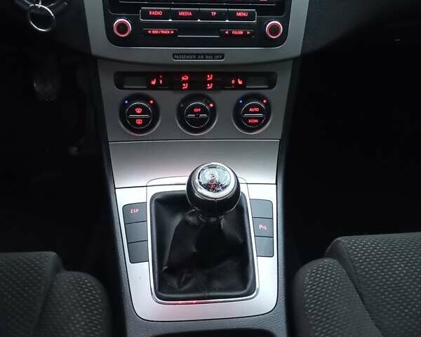 Серый Фольксваген Пассат, объемом двигателя 1.6 л и пробегом 396 тыс. км за 3900 $, фото 6 на Automoto.ua