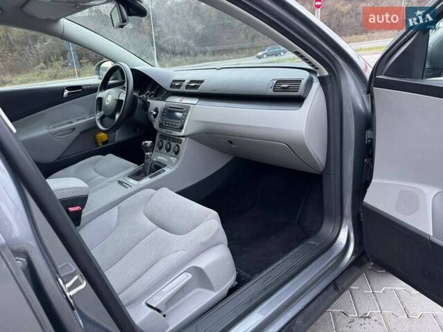 Серый Фольксваген Пассат, объемом двигателя 1.6 л и пробегом 185 тыс. км за 5950 $, фото 23 на Automoto.ua
