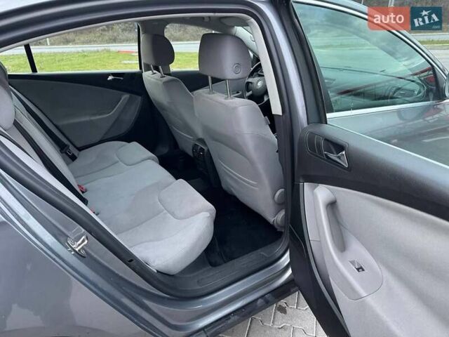 Серый Фольксваген Пассат, объемом двигателя 1.6 л и пробегом 185 тыс. км за 5950 $, фото 26 на Automoto.ua