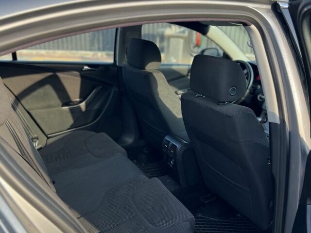 Серый Фольксваген Пассат, объемом двигателя 2 л и пробегом 263 тыс. км за 5000 $, фото 7 на Automoto.ua