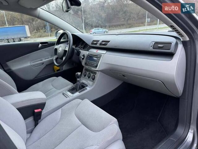 Серый Фольксваген Пассат, объемом двигателя 1.6 л и пробегом 185 тыс. км за 5950 $, фото 24 на Automoto.ua