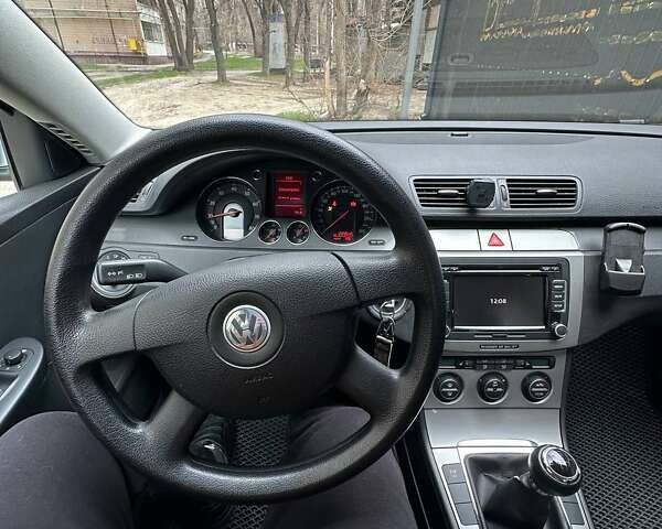Серый Фольксваген Пассат, объемом двигателя 1.6 л и пробегом 229 тыс. км за 6000 $, фото 11 на Automoto.ua