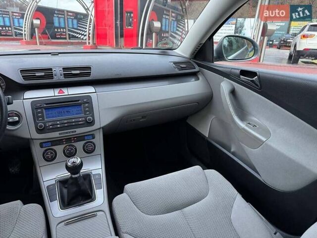 Серый Фольксваген Пассат, объемом двигателя 1.6 л и пробегом 185 тыс. км за 5950 $, фото 30 на Automoto.ua