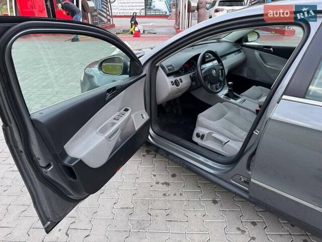 Серый Фольксваген Пассат, объемом двигателя 1.6 л и пробегом 185 тыс. км за 5950 $, фото 18 на Automoto.ua