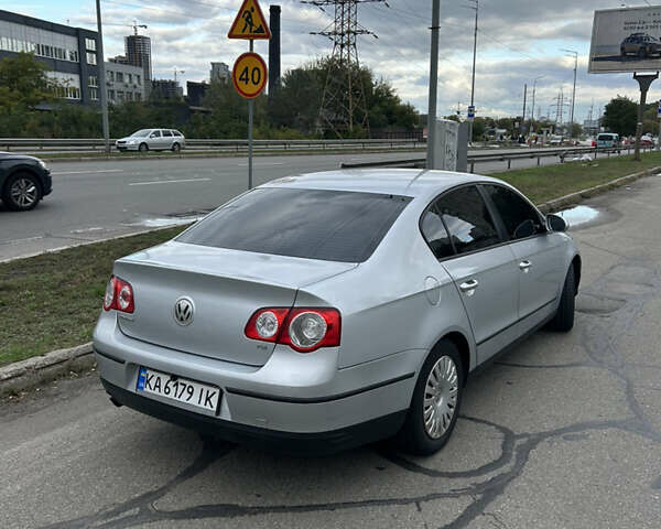 Серый Фольксваген Пассат, объемом двигателя 1.6 л и пробегом 267 тыс. км за 5000 $, фото 2 на Automoto.ua